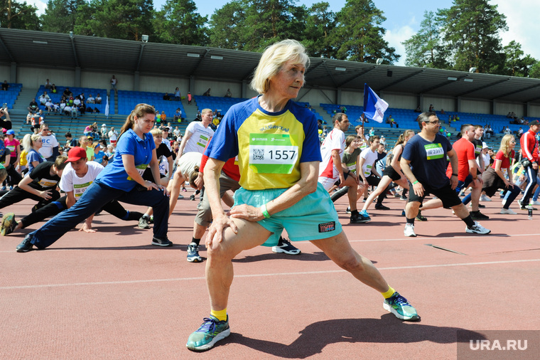 Зеленый марафон на легкоатлетическом стадионе имени Елесиной. Челябинске, пенсионер, гимнастика, бабушка, старуха