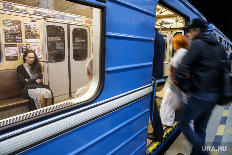 Екатеринбургский метрополитен. Екатеринбург, общественный транспорт, метро, метрополитен, прибытие поезда, геологическая станция, пассажир