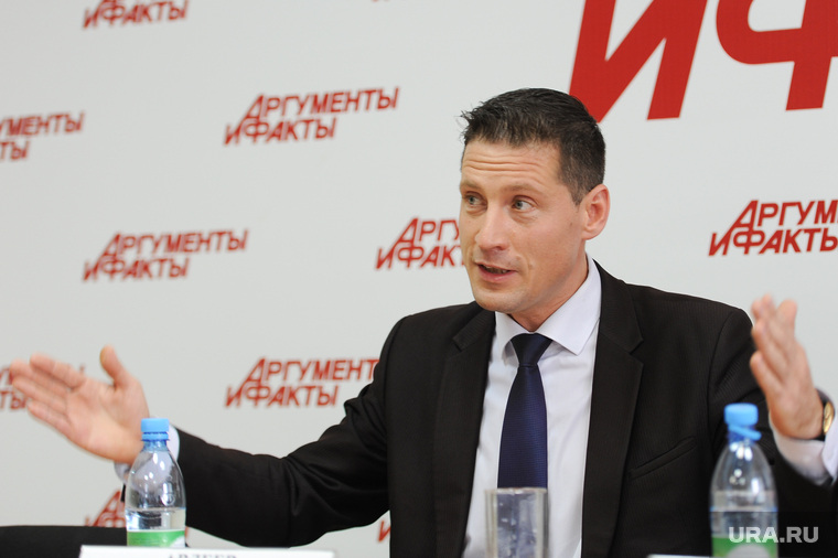 Пресс-конференция, посвященная Дню памяти людей, умерших от
СПИДа. Челябинск., авдеев сергей, жест руками