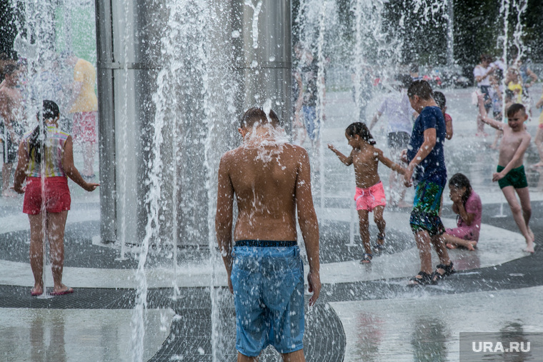 Жители города купаются в фонтане на площади 400 летия. Тюмень, лето, жара, дети, купание в фонтане