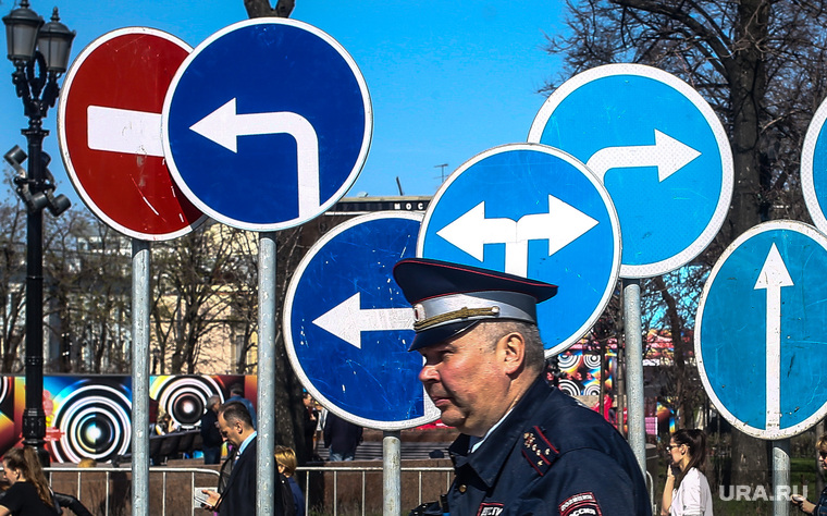 Дорожные знаки на Пушкинской площади. Москва, дорожные знаки, распутье, гибдд, гаи