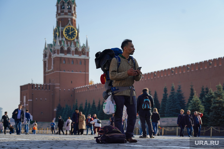 Иностранцы приезд. Москва красная площадь туристы. Люди на красной площади. Парень на красной площади. Туристы в Кремле.