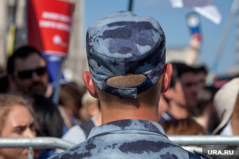 Митинг Либертарианской партии против пенсионной реформы. Москва, уши, протестующие, митинг, протест, полицейский, росгвардеец