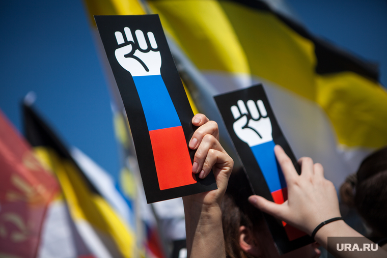 Митинг Либертарианской партии против пенсионной реформы. Москва, рука, протестующие, митинг, триколор, протест, кулак