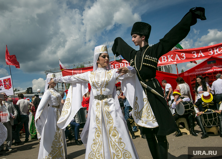 XVI (внеочередной) съезд КПРФ, пос. Снегири. Москва, народные танцы, национальная одежда, лезгинка, съезд кпрф, национальные костюмы, кавказ за зюганова, коммунисты, танцы