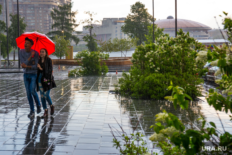 Город во время ЧМ. Екатеринбург, пара, зонт, октябрьская площадь, ливень, дождь