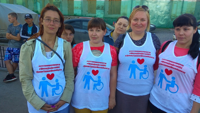 Родители детей с ОВЗ вышли на «Небесную ярмарку» в одинаковых футболках