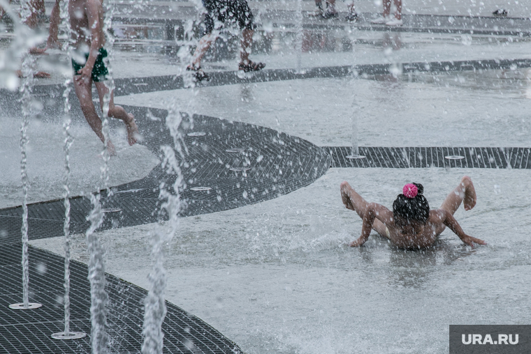 Жители города купаются в фонтане на площади 400 летия. Тюмень, брызги, дети, купание в фонтане