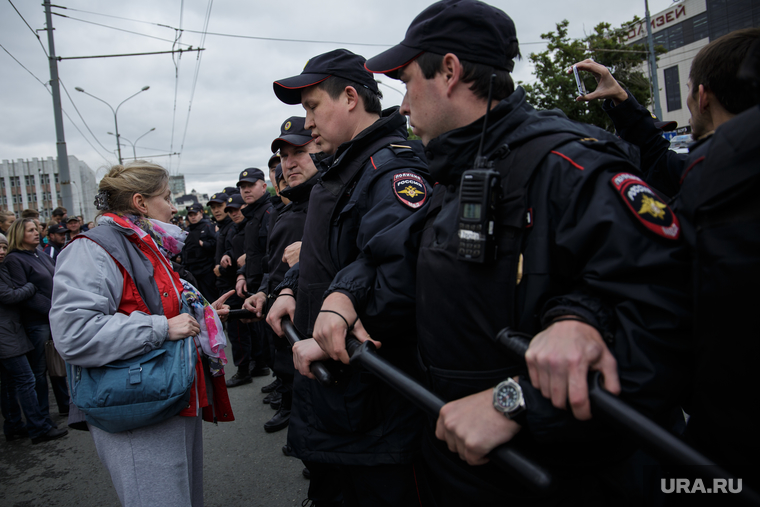 Несанкционированная акция против изменения пенсионного законодательства в Перми, митинг, полиция, оцепление, дубинки