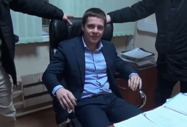 Бывший глава департамента рекламы МУГИСО Игорь Разунин после обвинений во взяточничестве подался в бега