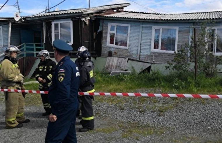 Частичное обрушение свай дома произошло в Лабытнанги