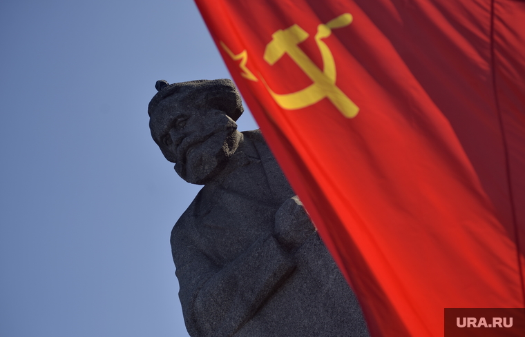 Митинг КПРФ на площади Революции. Москва. , митинг коммунистов, митинг кпрф, маркс карл, флаг ссср