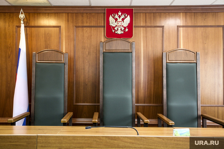 Заседание Мосгорсуда по делу вора в законе по кличке Шишкан, Шишканова Олега (Медведева). Москва, фемида, зал судебных заседаний, правосудие, герб, суд, меч правосудия, кресло судьи