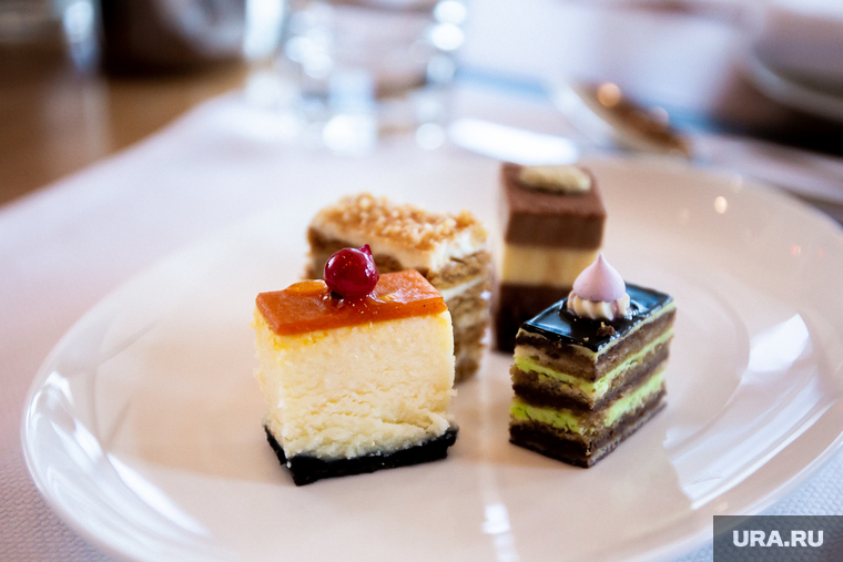 Презентация десертов от пастри-шефа в ресторане Cucina в отеле Hyatt. Екатеринбург, десерт, пирожное, сладкое, сладость, кулинария