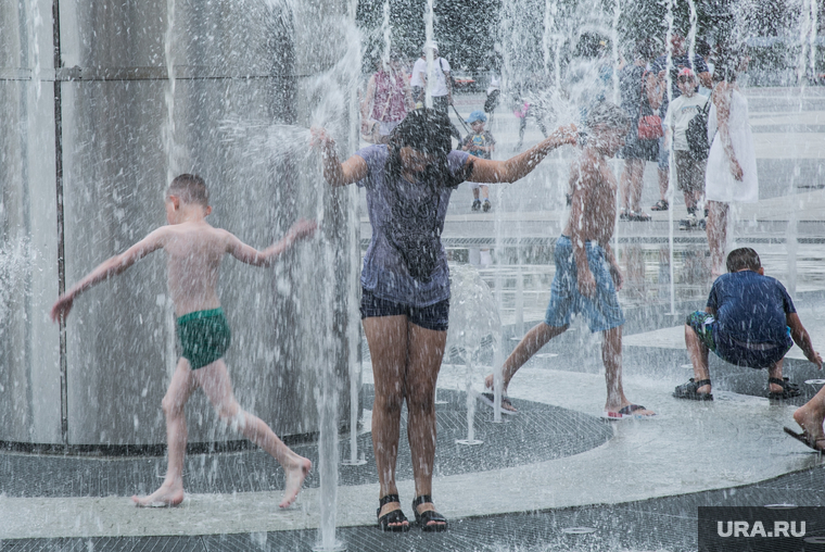 Жители города купаются в фонтане на площади 400 летия. Тюмень, дети, купание в фонтане