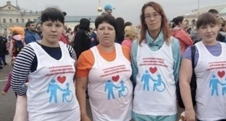 Активисты надели одинаковые футболки, чтобы власти сохранили школу для детей с инвалидностью