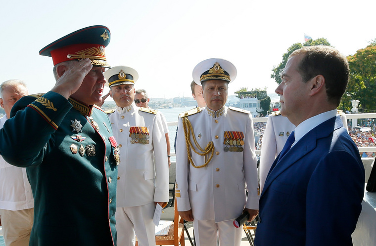 В twitter-аккаунте Дмитрия Медведева появилось несколько фотографий с парада в Крыму