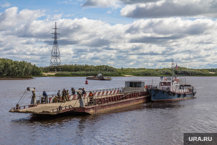 Паром приобье салехард 2024. Паромная баржа. Баржа с аппарелью. Баржа паром. Речной паром баржа.