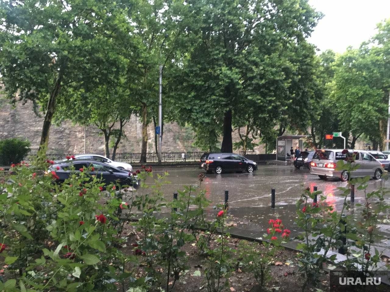 Последствия протестов в Грузии, лужа, непогода, грузия