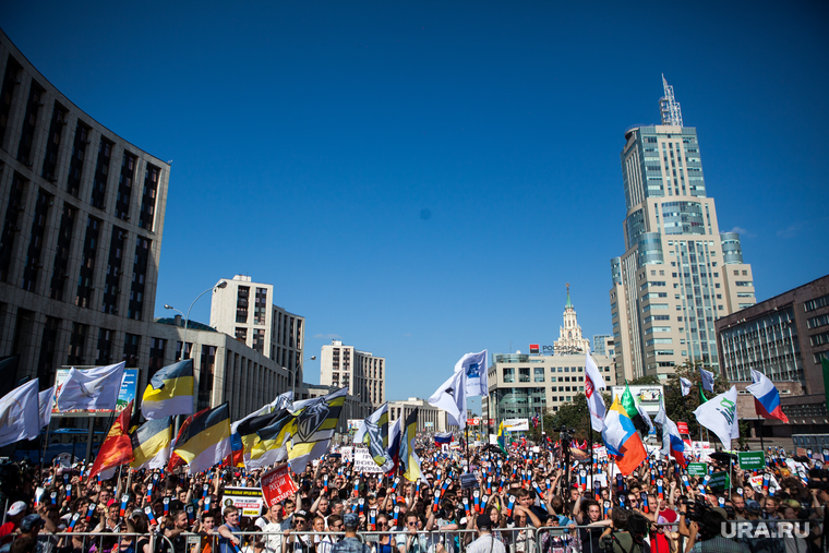 Митинг Либертарианской партии против пенсионной реформы. Москва, протестующие, митинг, протест, проспект академика сахарова, толпа