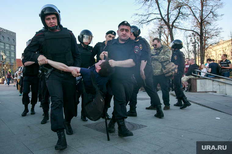 Несанкционированный митинг "Он нам не царь" на Пушкинской площади. Москва, митинг, винтилово, полицейские, задержание
