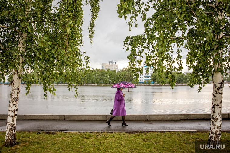 Город во время ЧМ. Екатеринбург, набережная, зонт, пасмурная погода