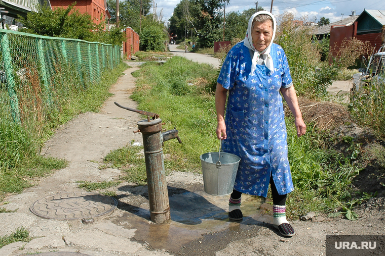 Вода. Колонка. Бабушка с ведром. Челябинск, вода, колонка, бабушка