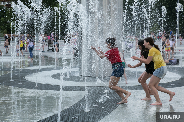 Жители города купаются в фонтане на площади 400 летия. Тюмень, брызги, дети, купание в фонтане, фонтан