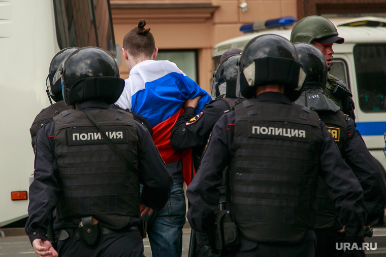 Несанкционированный митинг на Тверской улице. Москва, протестующие, митинг, триколор, флаг россии, автозаки, задержание