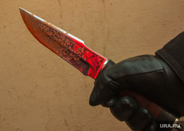 Окровавленный нож. Курган, охотничий нож, нож в руке, окровавленный нож, убийство