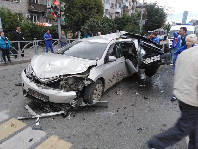 В аварии на перекрестке улиц Малышева и Московской погибли два человека