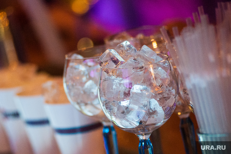 Благотворительный коктейль-марафон #Bartenderstogether. Екатеринбург, напитки, лед, коктейли, барная стойка, бокалы, алкоголь