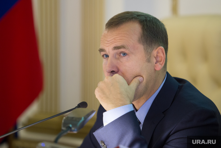 Заседание у врио губернатора Курганской области Вадима Шумкова. г. Курган , шумков вадим, рука у лица
