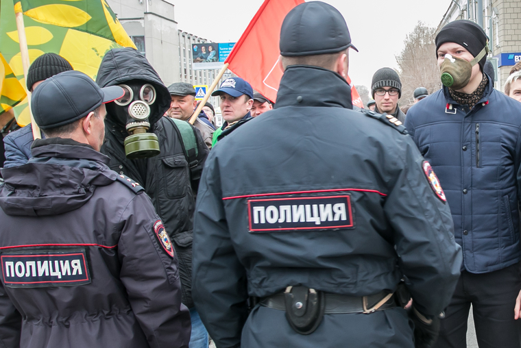 Митинг против строительства мусороперерабатывающего предприятия. Курган, противогаз, респиратор