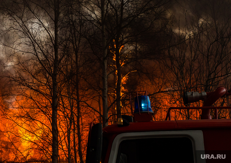 Пожар в расселенном доме, в поселке Солнечный. Сургут, пожарная машина, пожар, огонь