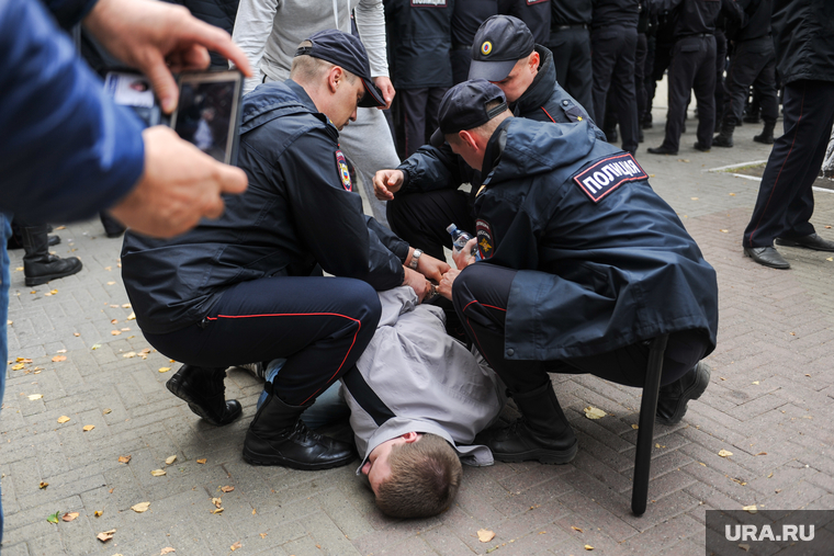Несанкционированный митинг сторонников Навального против пенсионной реформы. Челябинск, арест, задержание