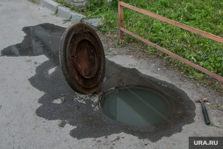 Югорского депутата подозревают в попытке кражи канализационных колодцев
