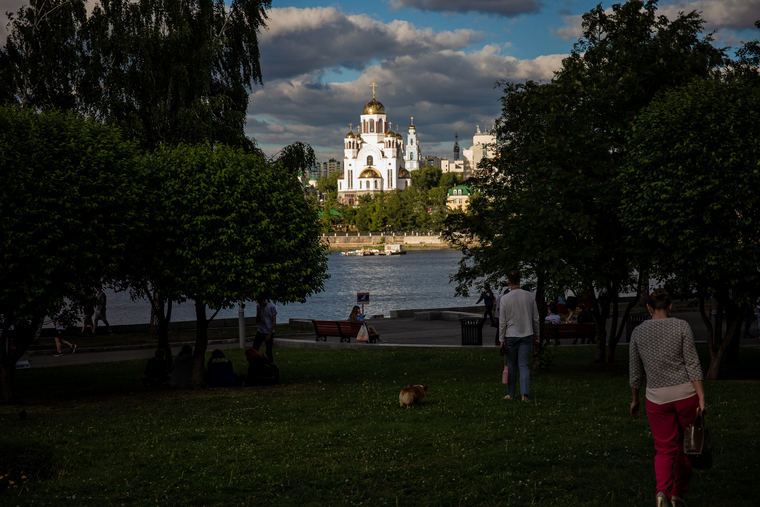 Встреча храбрых в сквере на драме. Необр.Екатеринбург , храм на крови, город екатеринбург, сквер на драме