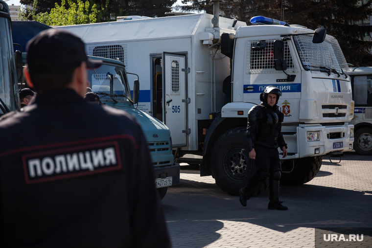 Протесты против строительства храма Св. Екатерины в сквере у театра драмы.
Екатеринбург, автозак, полиция