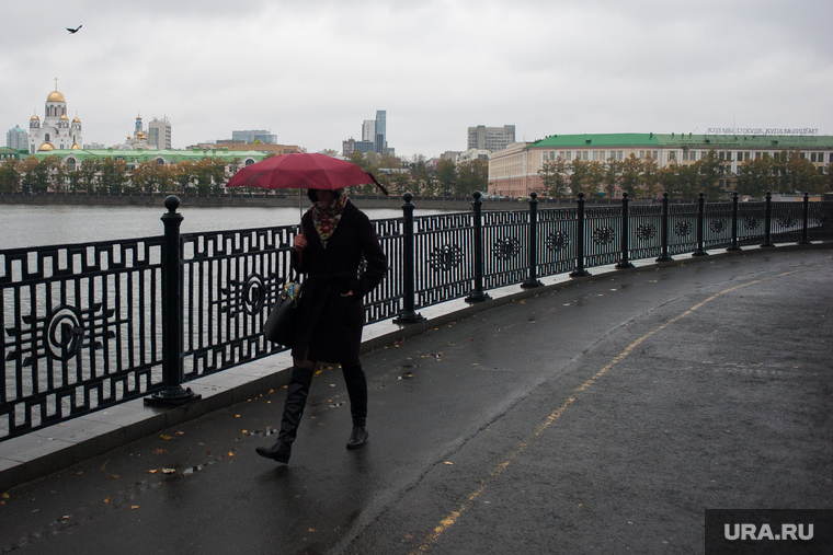 Виды Екатеринбурга, зонтик, осадки, набережная реки исеть, дождь, девушка с зонтом