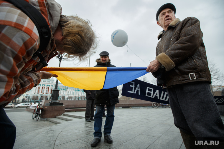 Пикет за мир у памятника Татищеву и Де Генину. Екатеринбург, пикет, флаг украины