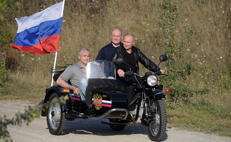 Владимир Путин проехался в Крыму на «Урале»