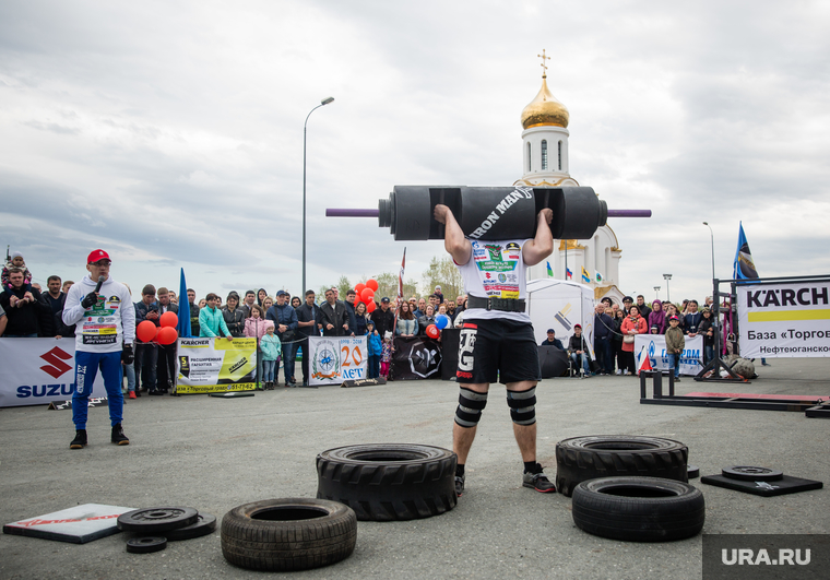 День России. Сургут, силовой экстрим, силач, поднятие тяжестей, часовня святой татьяны