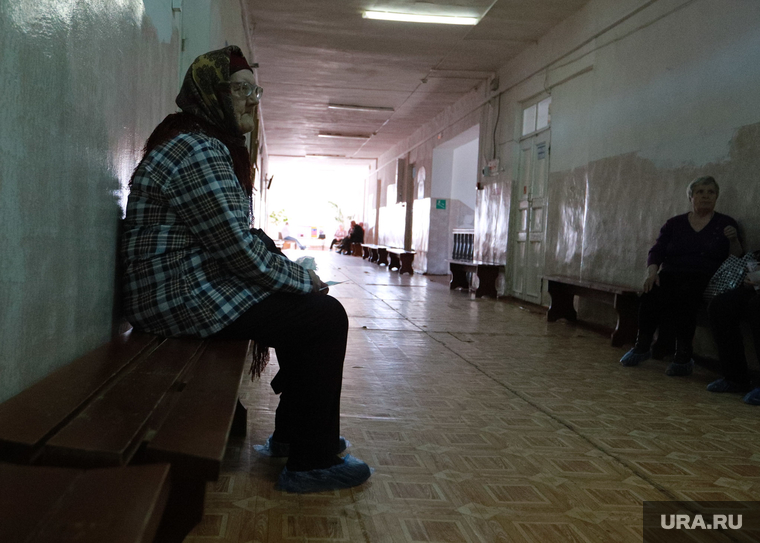 Визит врио губернатора Шумкова Вадима в Шатровский район., коридор, пенсионерка, старушка, ожидание, поликлиника, бабушка