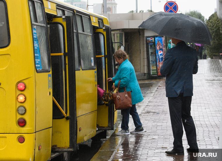 Виды Екатеринбурга, автобусная остановка, зонт, общественный транспорт, маршрутка