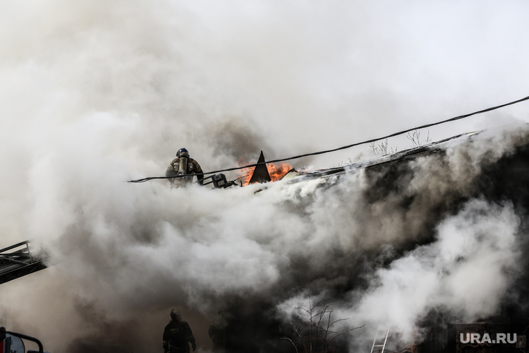 Пожар в историческом здании по ул. Дзержинского 34. Тюмень, дым, пожар