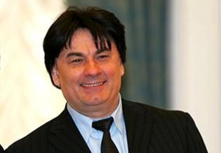 Вещатель не заплатил по договору и незаконно использовал имя Александра Серова