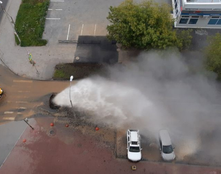 Из-за серьезной коммунальной аварии на Эльмаше пострадало три автомобиля