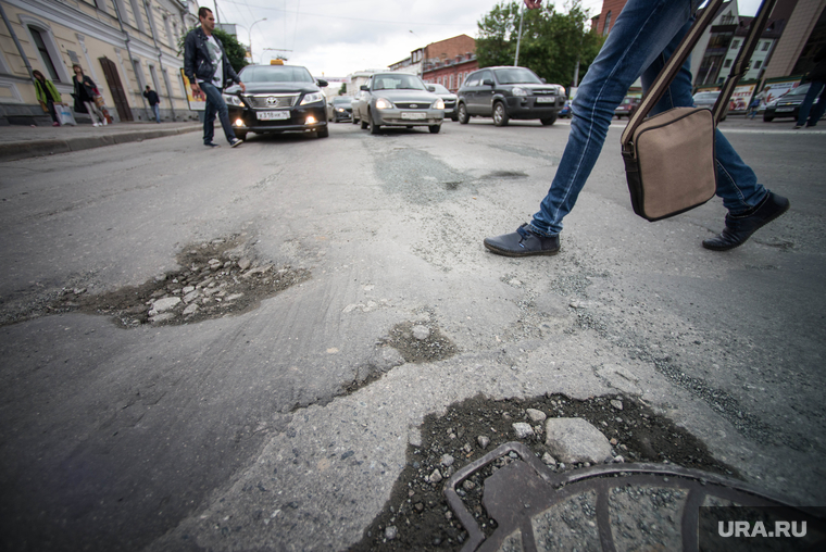 Ямы и трещины на дорогах. Екатеринбург, плохой асфальт