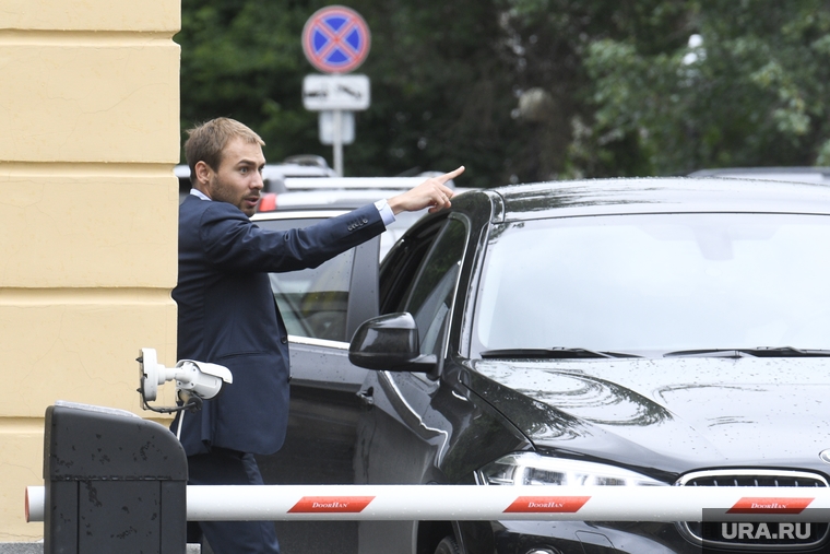 Антон и Луиза Шипулины перед вручением госнаград в резиденции губернатора. Екатеринбург, шипулин антон, автомобиль, шлагбаум
